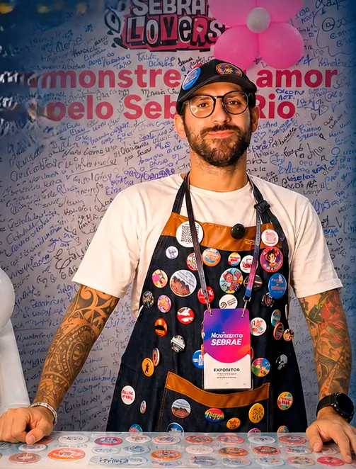 Henrique Maiani expondo bottons no Movimento Sebrae